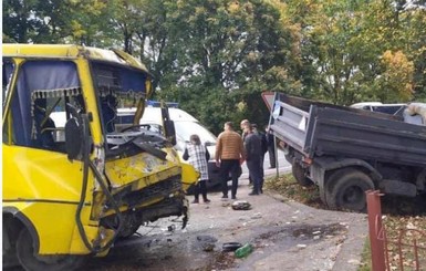 Под Львовом столкнулись автобус и грузовик: погиб пассажир, еще 12 - в больнице