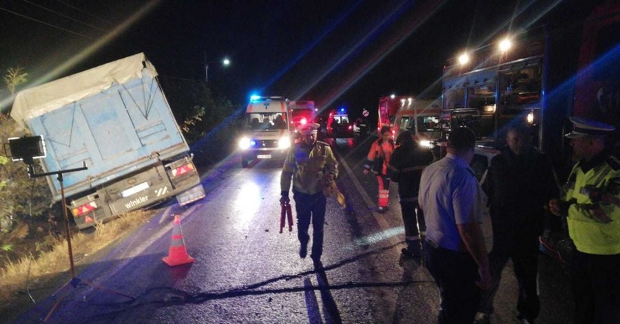 В Румынии столкнулись фура и микроавтобус, погибли 10 человек