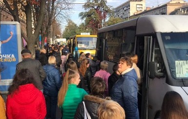 В Днепре из-за аварийного общежития образовался транспортный коллапс