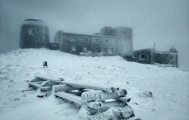 В Украину идет тепло, а пока запад завалило снегом