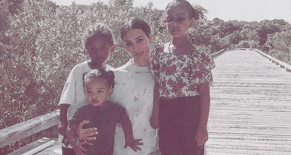 Ким Кардашьян и ее сестра покрестили детей на родине своего отца