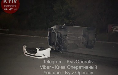 В Киеве перевернулось такси с пассажиркой