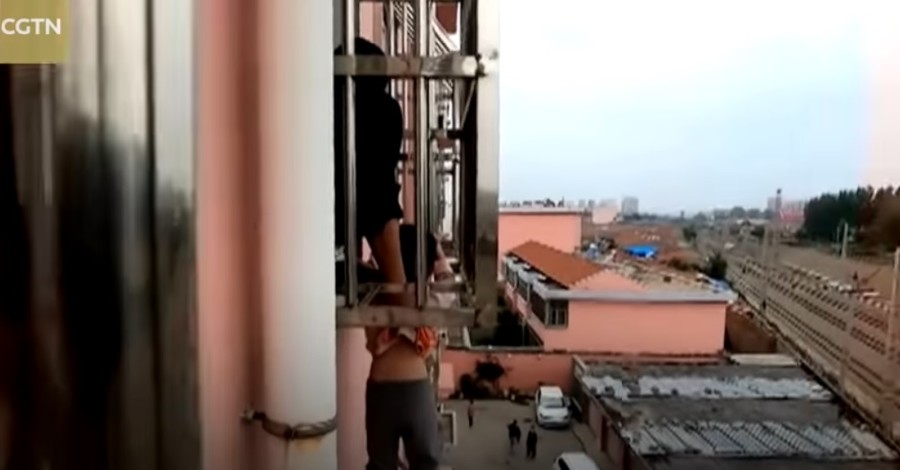 В Китае малыш, выпавший из окна, застрял в решетке вокруг оконной рамы