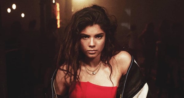 Michelle Andrade представила клип, в котором страстно станцевала с судьей 