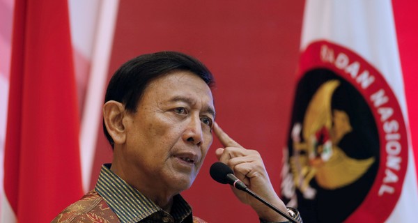 На министра по вопросам безопасности Индонезии напали с ножом