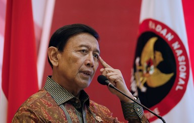 На министра по вопросам безопасности Индонезии напали с ножом