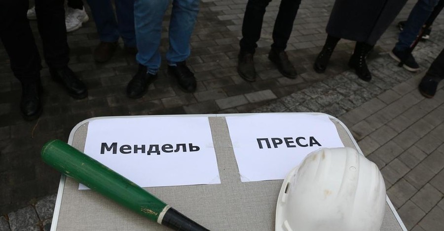 Бита для Мендель и вопросы для журналистов: что происходило возле Kyiv Food Market, пока Зеленский отвечал на вопросы