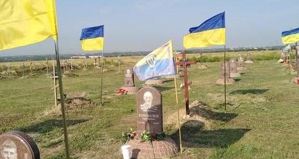 На военном кладбище Днепра после скандала появились флаги Украины