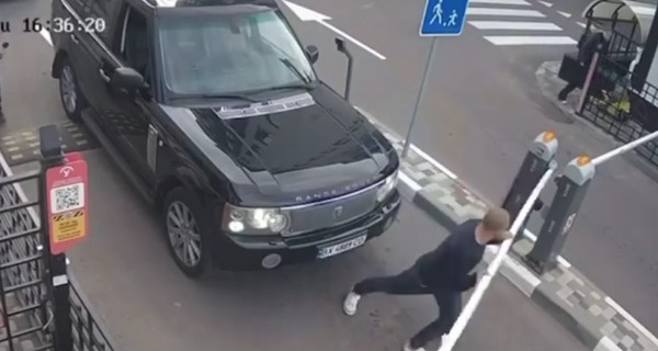 В Киеве водитель Range Rover сломал шлагбаум, мешающий ему проехать