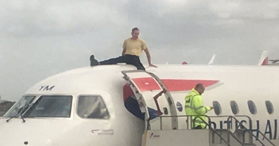 В аэропорту Лондона экоактивист вылез на крышу самолета