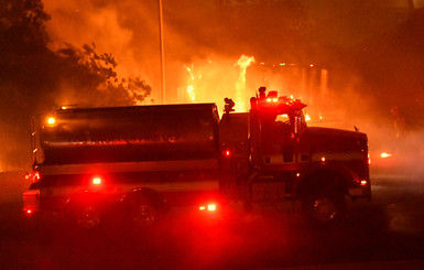 В Калифорнии эвакуируют 100 тысяч человек из-за лесных пожаров, стремящихся к Лос-Анджелесу
