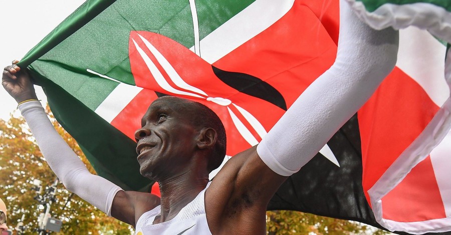 Кениец установил мировой рекорд в марафоне на 42 километра