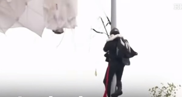 На параде в Испании парашютист повис на фонарном столбе