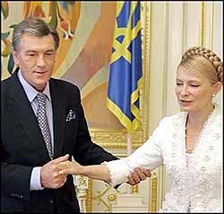 Ющенко покатал Тимошенко на переднем сиденье 