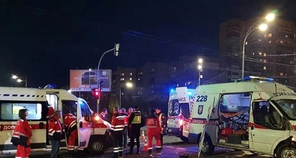В Киеве скорая помощь столкнулась с легковушкой: два человека погибли, еще один – в тяжелом состоянии 