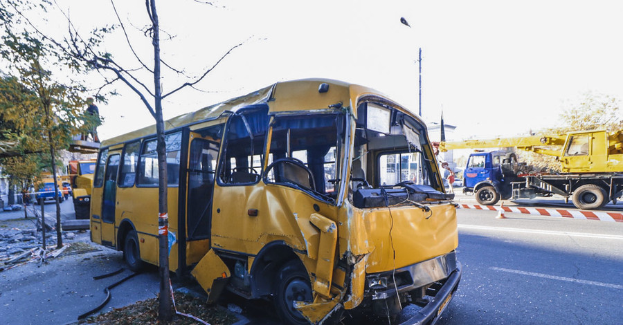 Авария с маршруткой в Киеве остановила движение троллейбусов