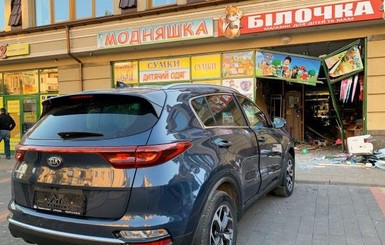 В Ужгороде автоледи протаранила здание: перепутала педали