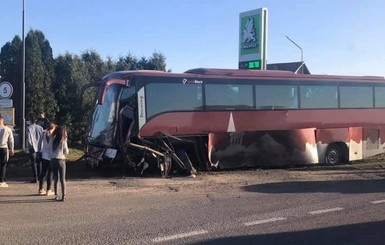 На Львовщине легковушка протаранила туристический автобус