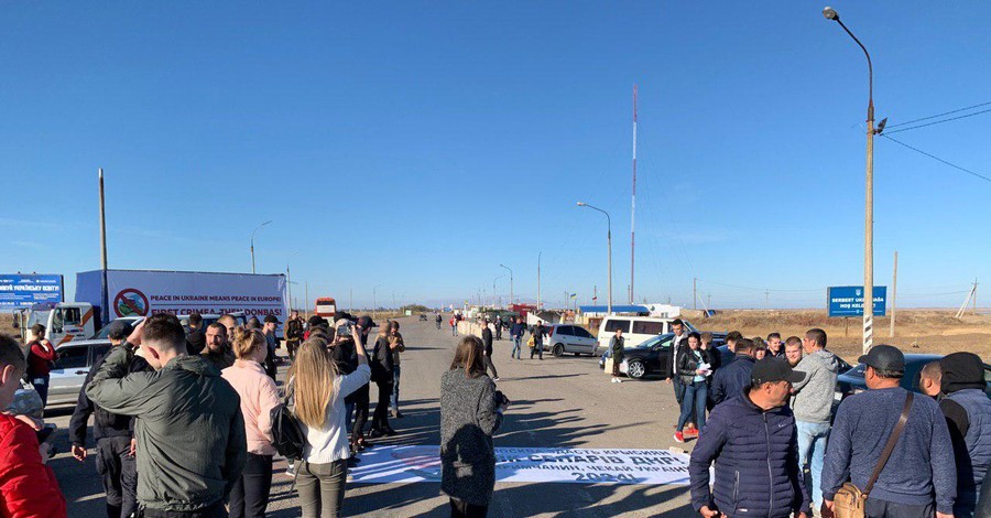 На границе с Крымом также прошли акции в День защитника Украины