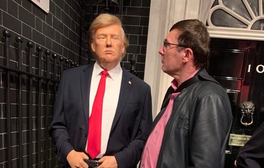 Луценко в Лондоне сфотографировался с восковой фигурой Трампа