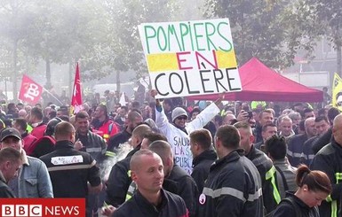 Французские пожарные вышли на митинг: полиция применила водометы