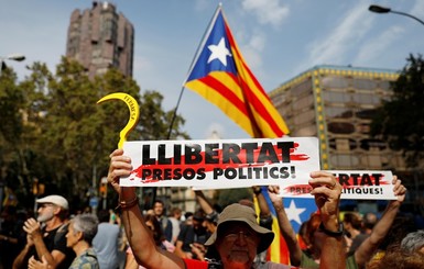 Тысячи протестующих в Каталонии блокируют трассы и железные дороги