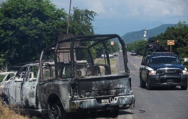 Мексика ввела войска в поселок Эль-Агуахе, где картель убил 14 полицейских