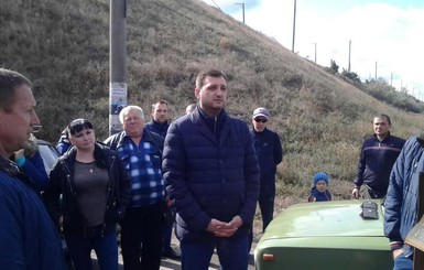 В Одесской области жители блокируют дорогу из-за невыполненных обещаний нардепа от 