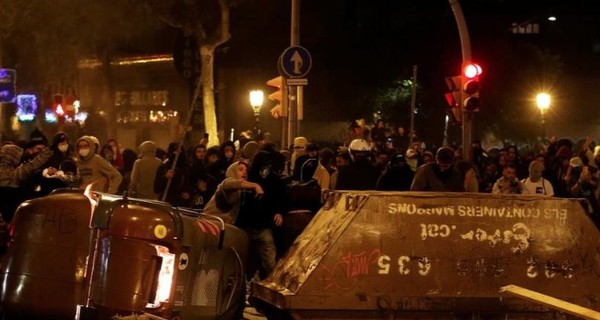 Ночью в Каталонии палили автомобили и бросали в полицейских коктейли Молотова