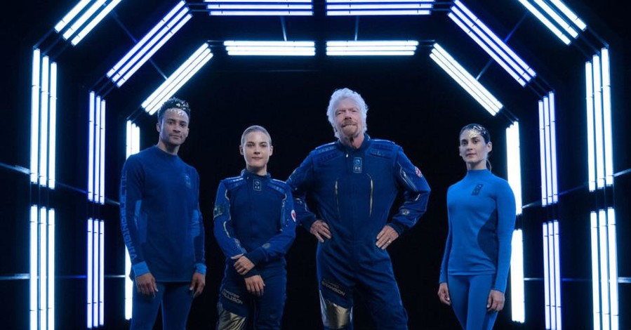 Миллиардер Ричард Брэнсон показал костюмы для космических туристов