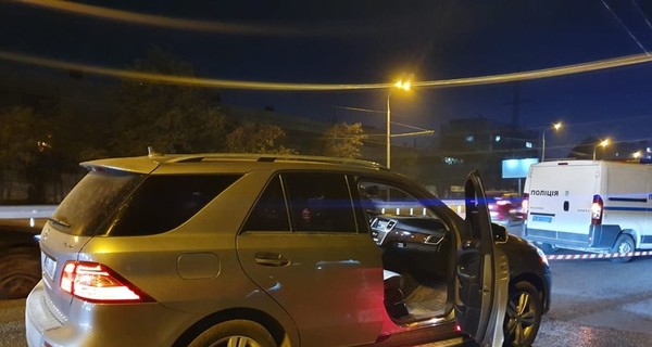 В Днепре застрелили мужчину в Mercedes. Подозревают четырех человек.