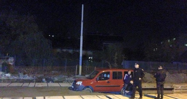 Во Львове пьяный водитель утопил машину в свежем бетоне
