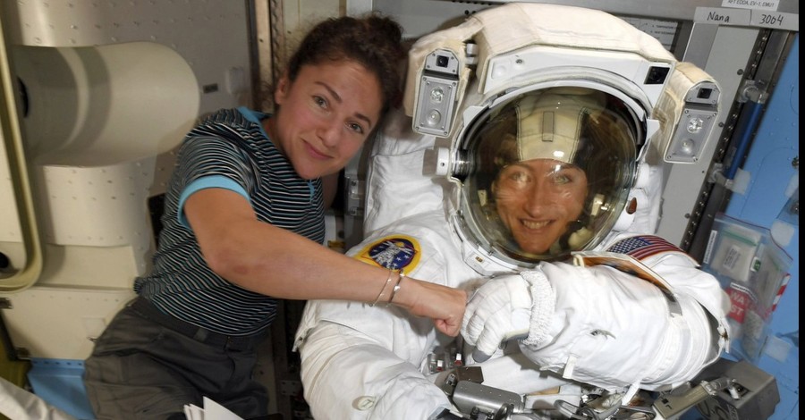 Впервые в истории в открытый космос вышли две женщины-астронавта