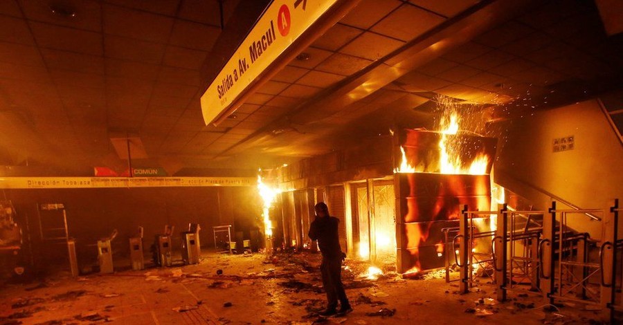 В столице Чили ввели чрезвычайное положение из-за массовых беспорядков