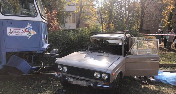 В Виннице трамвай сбил легковушку, есть погибшие