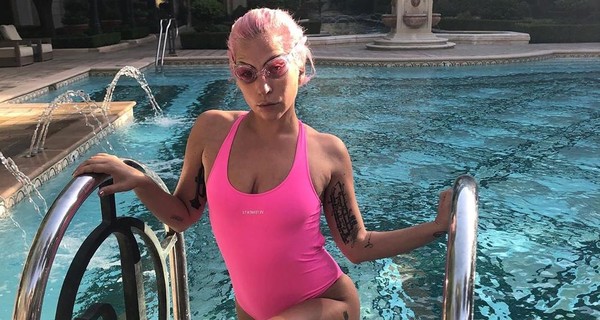 Ради красивого тела Леди Гага погружается в ванну со льдом 