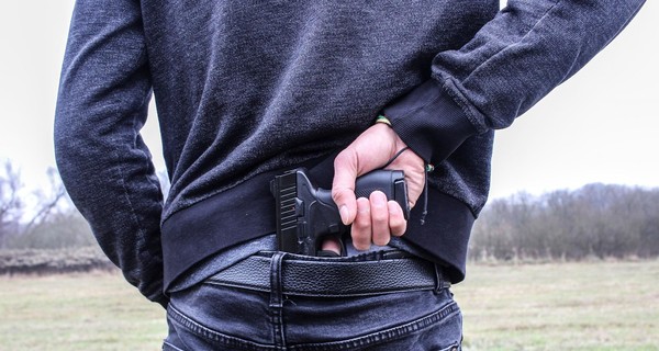 Банда с игрушечными пистолетами избила и ограбила пару несовершеннолетних