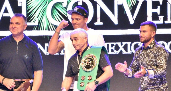 Ломаченко-старший получил специальный пояс WBC за вклад в развитие бокса