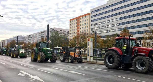 Центр Берлина перекрыли около 200 тракторов