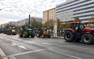 Центр Берлина перекрыли около 200 тракторов