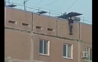 В Запорожье подружки в последний момент спасли девочку, сорвавшуюся с крыши девятиэтажки