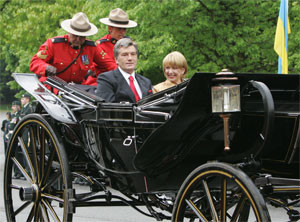 В Канаде Ющенко катался на карете и сажал каштаны + [ФОТО] 