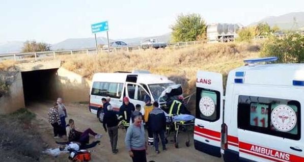 В Турции микроавтобус с украинскими туристами попал в ДТП