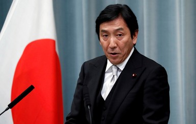 Министр экономики Японии ушел в отставку из-за подкупа избирателей дынями и морепродуктами