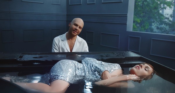 Певице Alyosha пришлось пять часов пролежать в рояле, наполненном водой