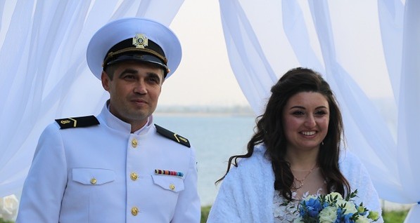 Освобожденный моряк сыграл свадьбу без Зеленского
