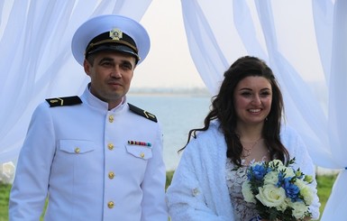 Освобожденный моряк сыграл свадьбу без Зеленского