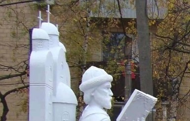 В сети высмеяли новый памятник Ярославу Мудрому в Сумах: 