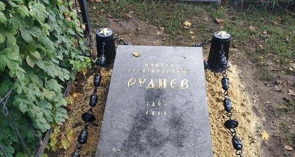 В Харькове фейковую могилу большевика Руднева перенесли на кладбище