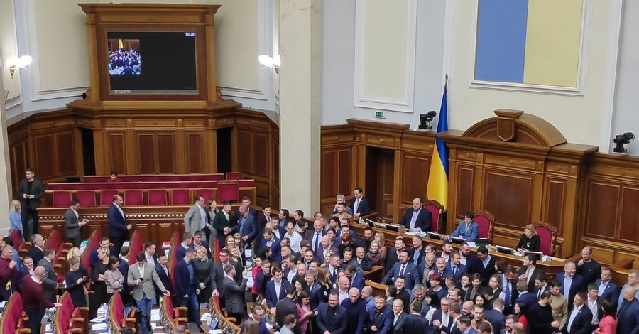 Верховная Рада под гул и крики обсудила видео депутата Софии Федины с угрозами президенту